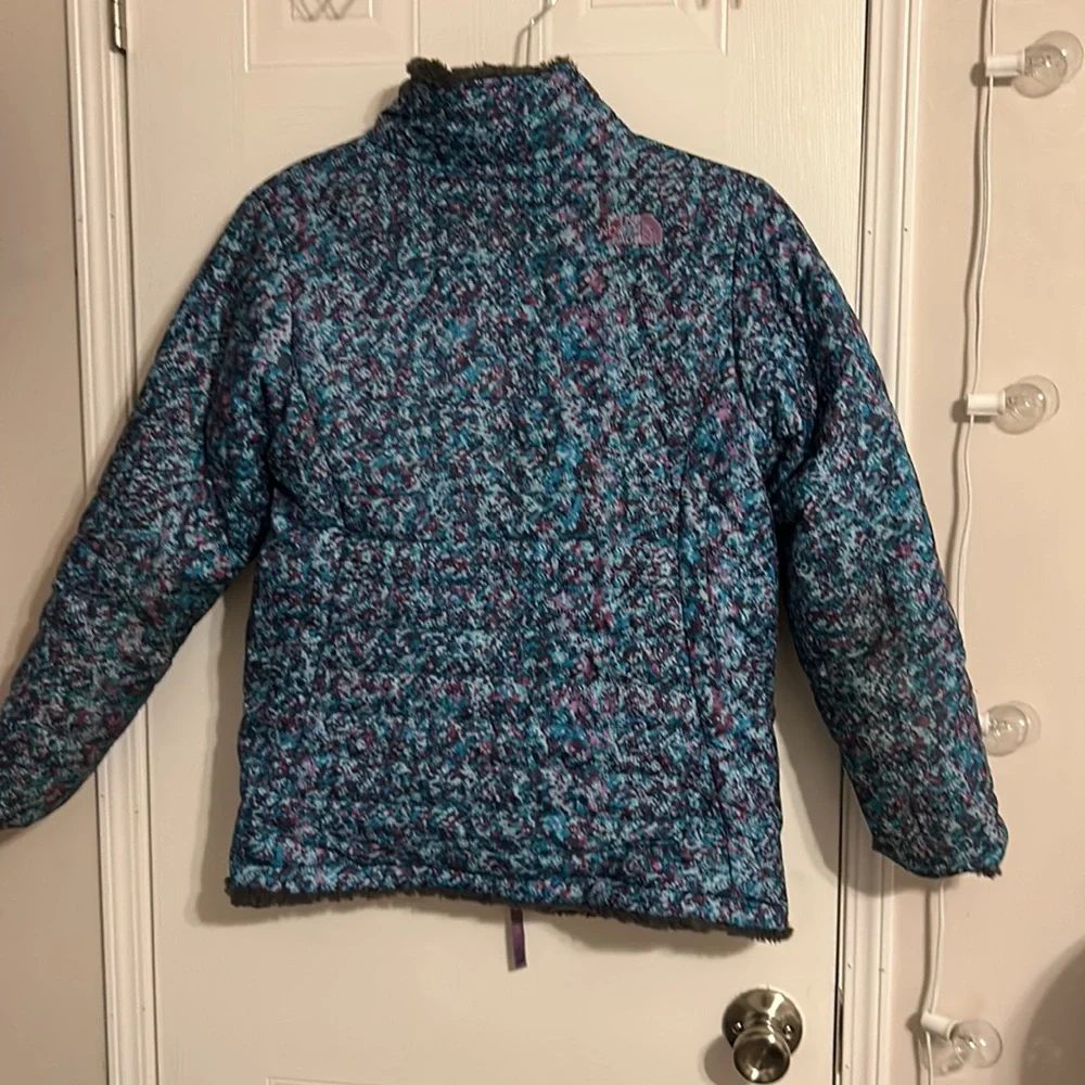 The North Face girl’s Mossbud Swirl Blue Gray Reversible Coat